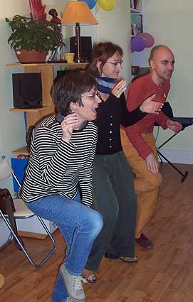 Atelier et cours de solfège pour adultes en mode solfège rigolo
on voit 3 personnes chanter en étant en mouvement